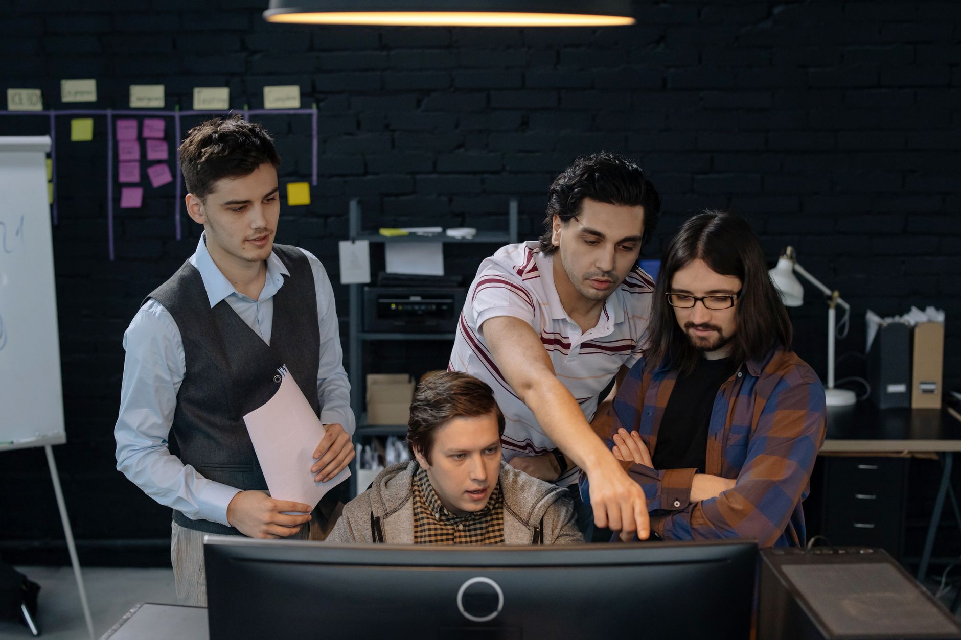 Medarbejder yder IT-support på et kontor