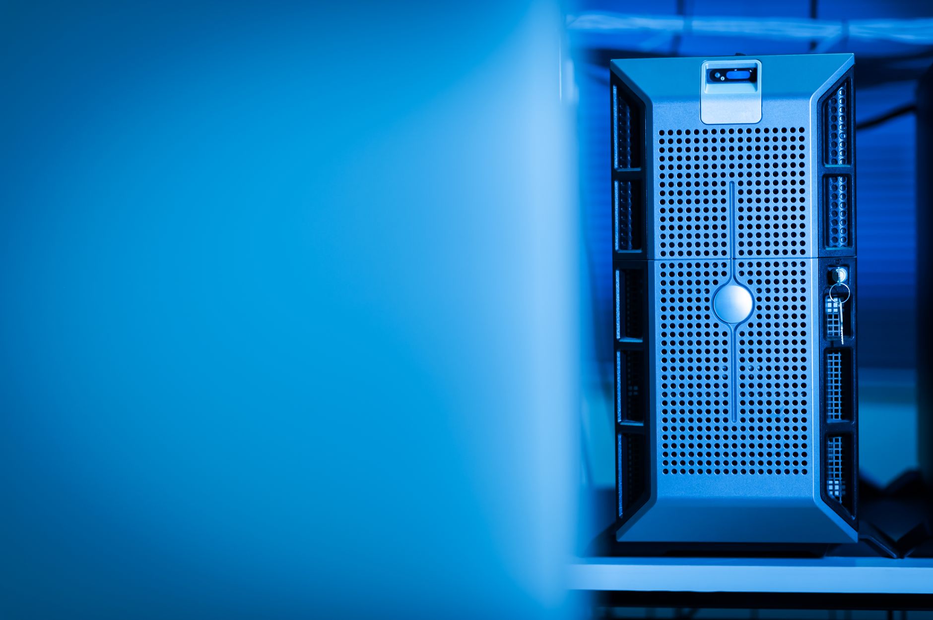 Datacenter med rækker af servere