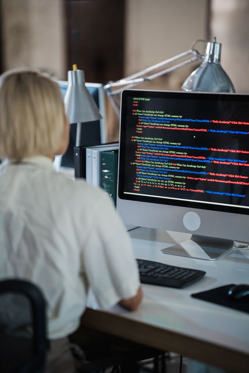 Ingeniør arbejder med serverudstyr